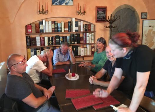 Reformfaule Diskutantin mit Bücherregal