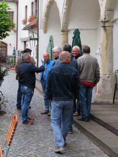 Die Sünder nähern sich der Hölle und der weißhaarige Verführer lacht sich eins