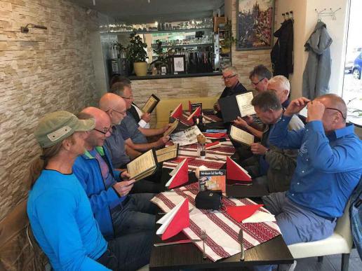 Auch wenn die so gucken, die Karte war deutsch.