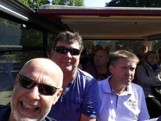 Mitten durch die KGB-Zentrale mit 2 Skeptikern und 2 Lächeln.