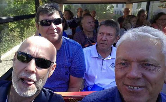 Die Stadtführerin am anderen Ende des Busses gab sich Mühe, wir hatten Spaß.