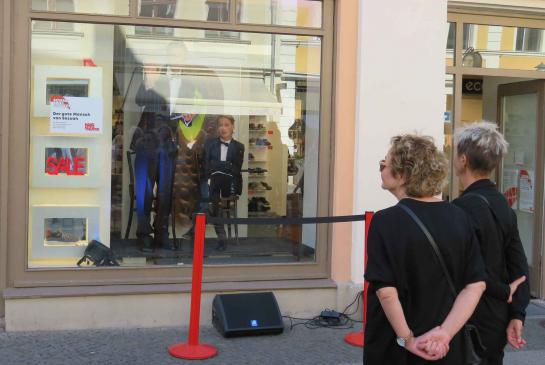 Werbeveranstaltung des Theaters in den Schaufenstern der Boulevard-Läden
