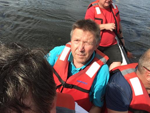 bierernst - das Reisegruppenleiterlächeln 