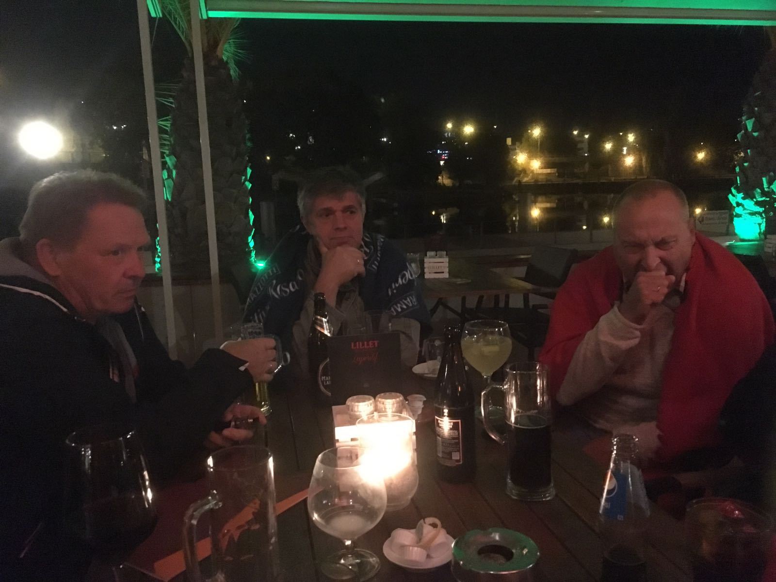 Wenn Pfeng nicht so ein langes Kinn hätte, wüsst er gar nicht wohin mit der großen Hand.