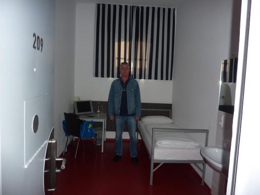 Stehn se uff, wenn man reinkommt! Mensch Schneider!