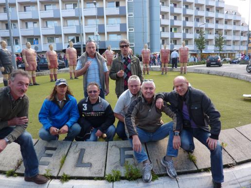Tolle Kerle gegen die Kameraden im Hintergrund