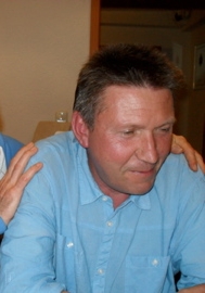 Schelli mit Geisterhänden